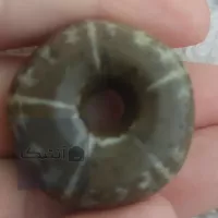 سنگ طبیعی قدیمی سوراخ دار با شیارها و نقوش خاص (نقش محافظتی) 