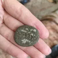 سنگ قدیمی با خط حک شده