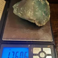سنگ طبیعی سبز رنگ راف با سختی 7 - 176 گرم 