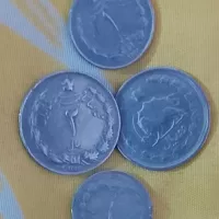 تعدادی سکه ی دوریالی و یک ریالی