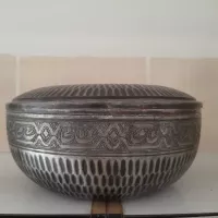 ظرف مسی قلم زنی درب دار قرن ۱۹ ، قاجار