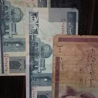 دو برگ دویست ریالی  و یک برگ صد ریالی
